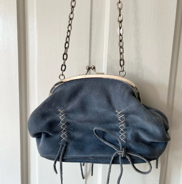 Tas bahu berbahan suede dengan tali rantai perak